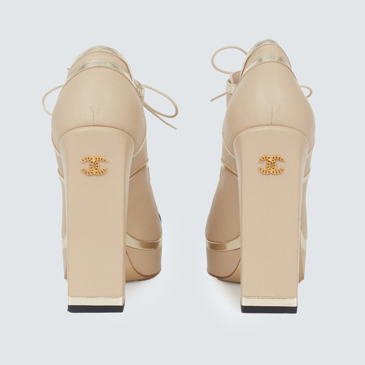 ⁠Ankle Boot Chanel Nude e Preta Tam. 37 BR