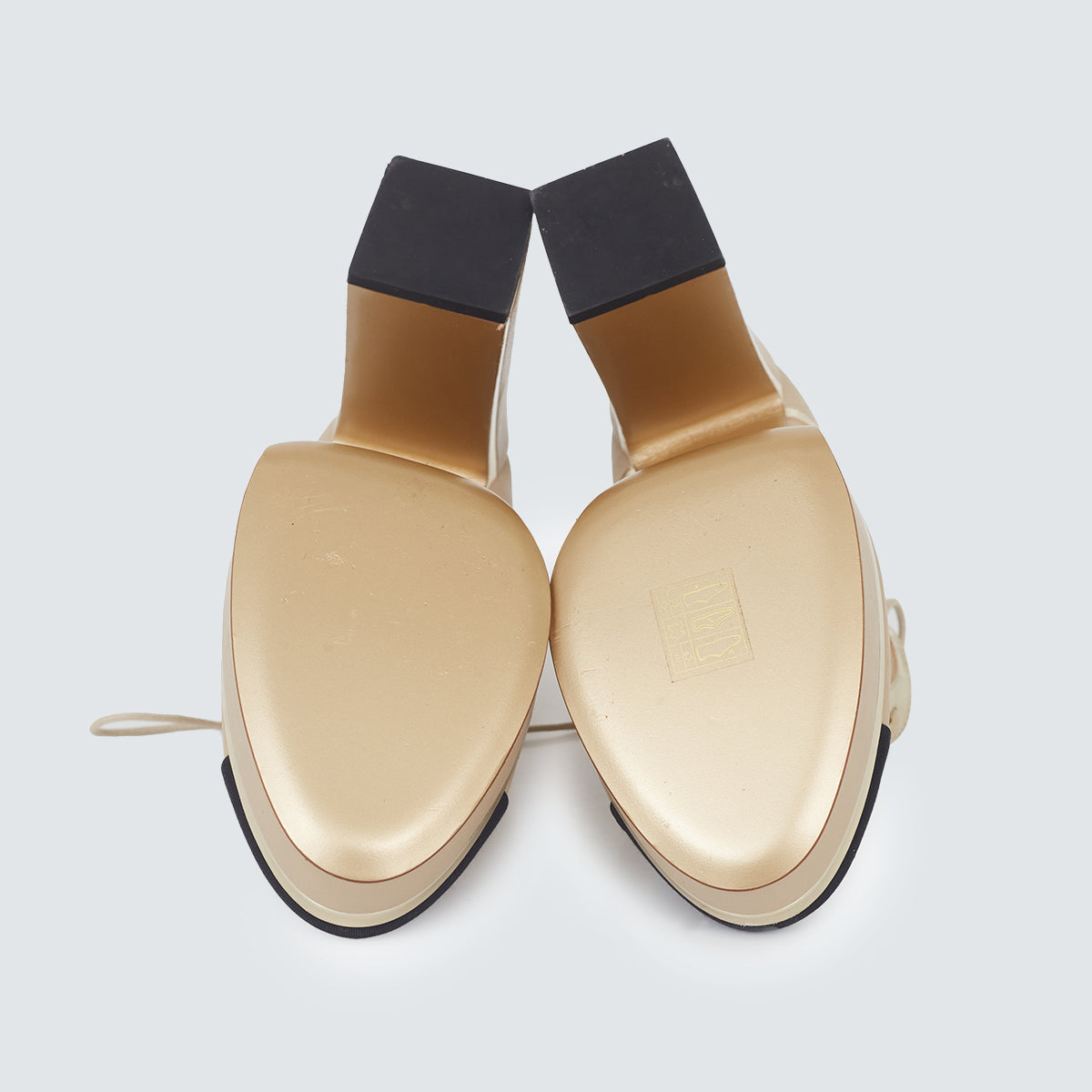 ⁠Ankle Boot Chanel Nude e Preta Tam. 37 BR