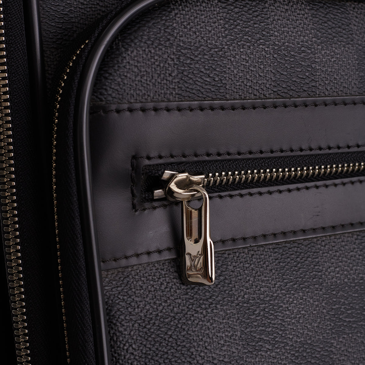 Mala Louis Vuitton Preta