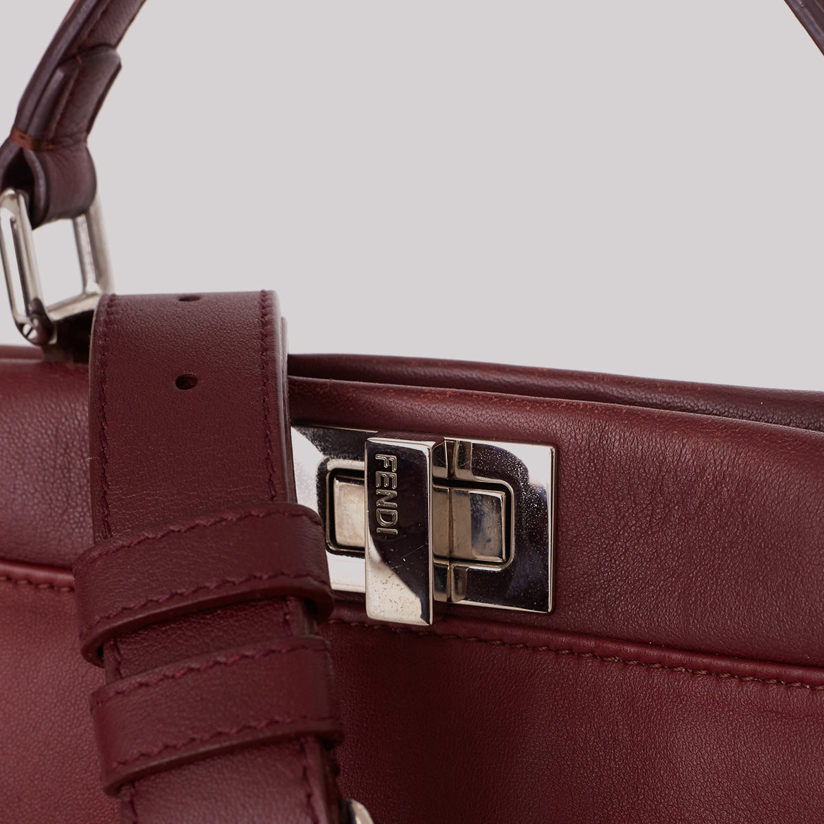 Bolsa Fendi Peekaboo Small Vinho