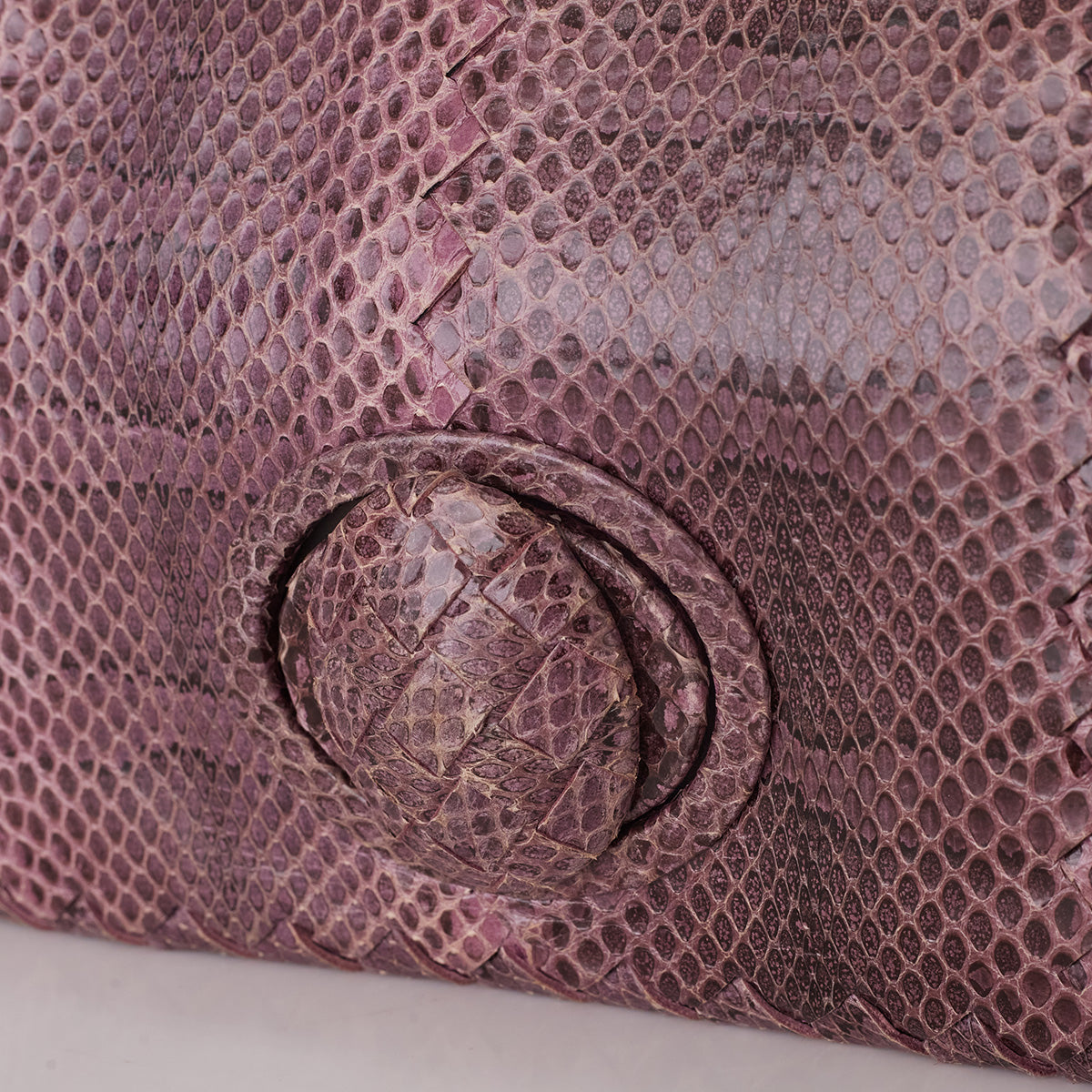 Clutch Bottega Veneta Python Roxa