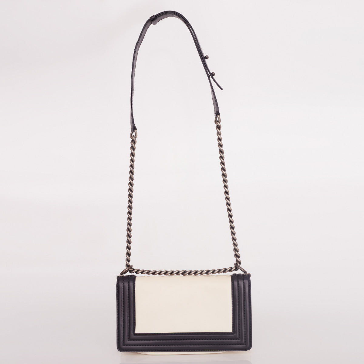 Bolsa Chanel Boy Preto & Branco