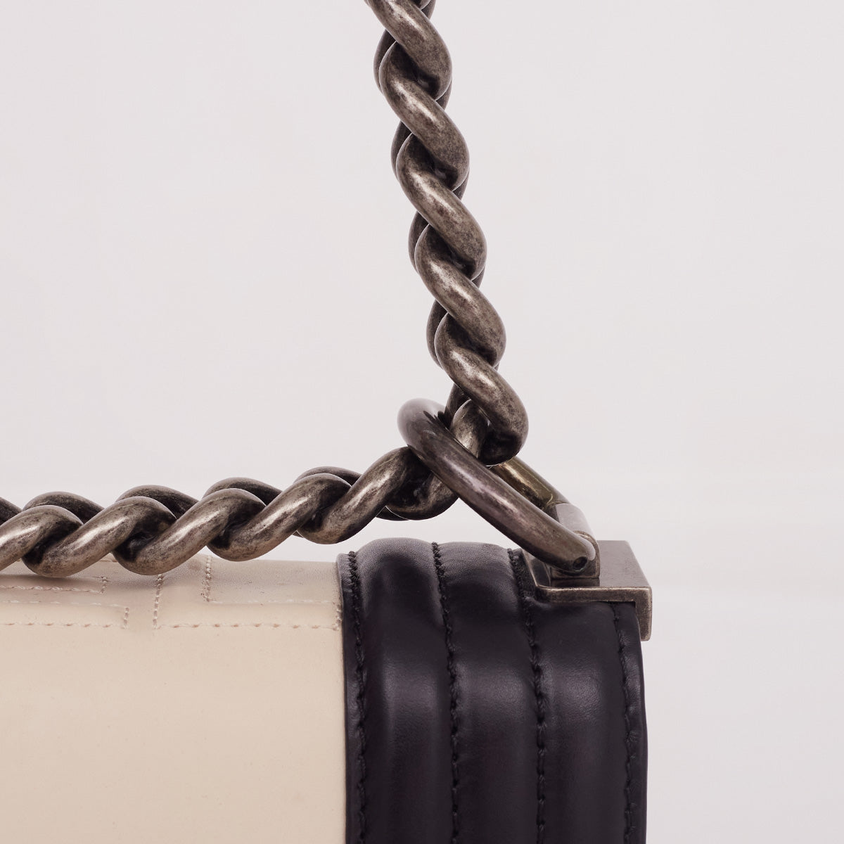 Bolsa Chanel Boy Preto & Branco