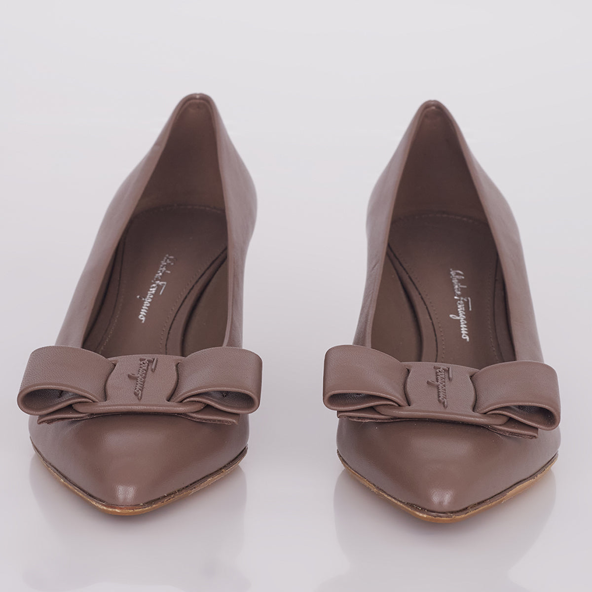 Scarpin Salvatore Ferragamo Cinza Tam. 37 Br