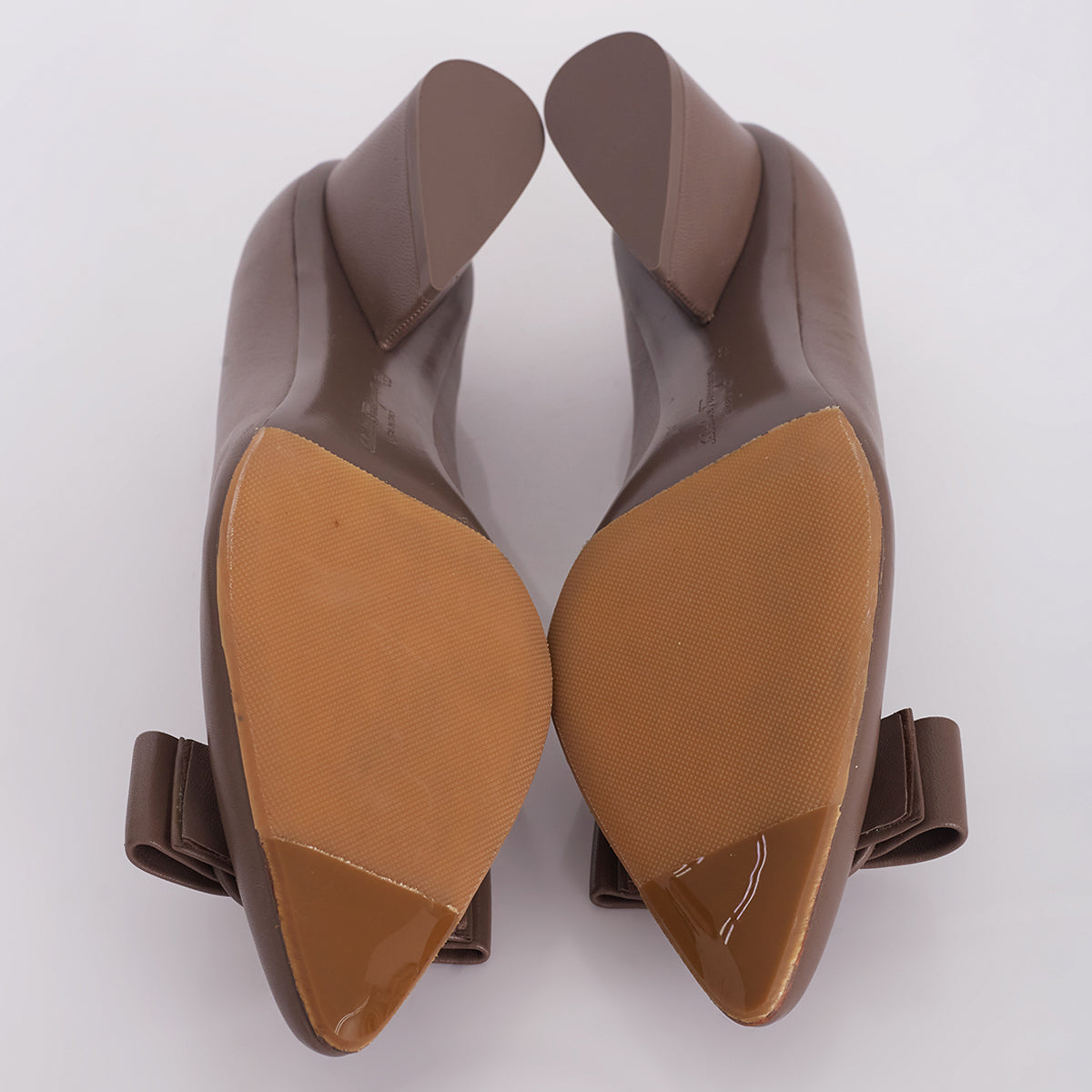 Scarpin Salvatore Ferragamo Cinza Tam. 37 Br