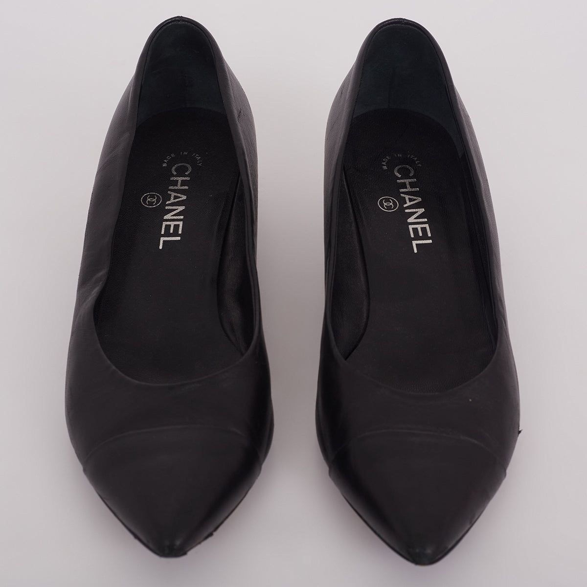 Sapato Chanel Preto c/ Detalhes em Ferragens Prata Tam.39,5 Br