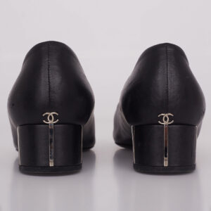 Sapato Chanel Preto c/ Detalhes em Ferragens Prata Tam.39,5 Br