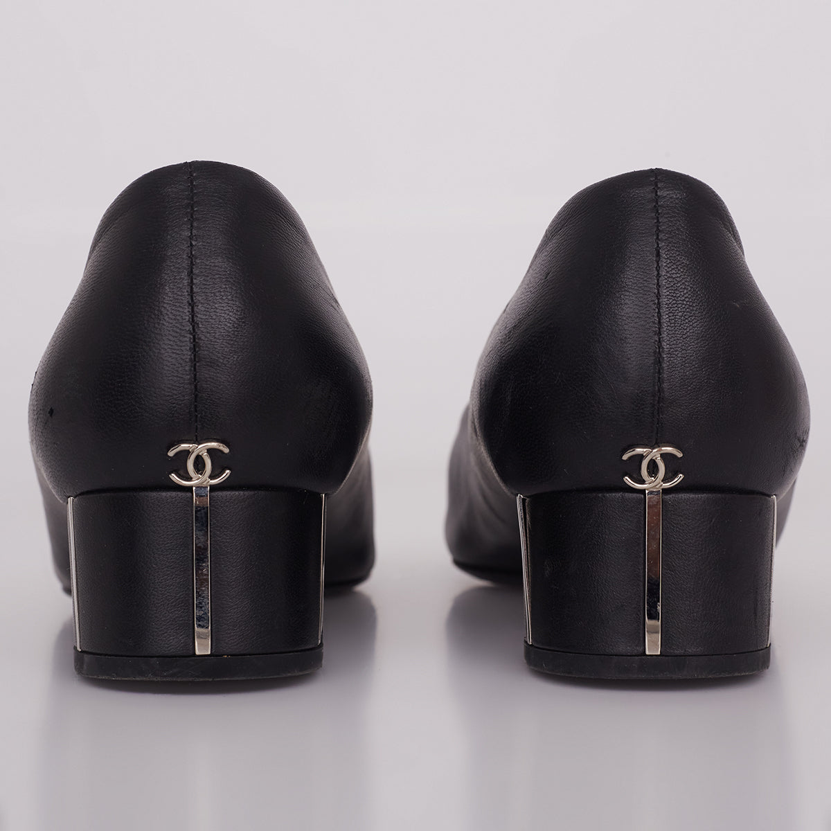 Sapato Chanel Preto c/ Detalhes em Ferragens Prata Tam.39,5 Br