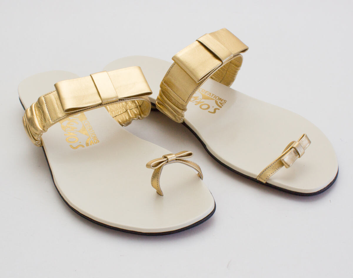 Rasteira Ferragamo Off White com Dourado Tam. 40 Br