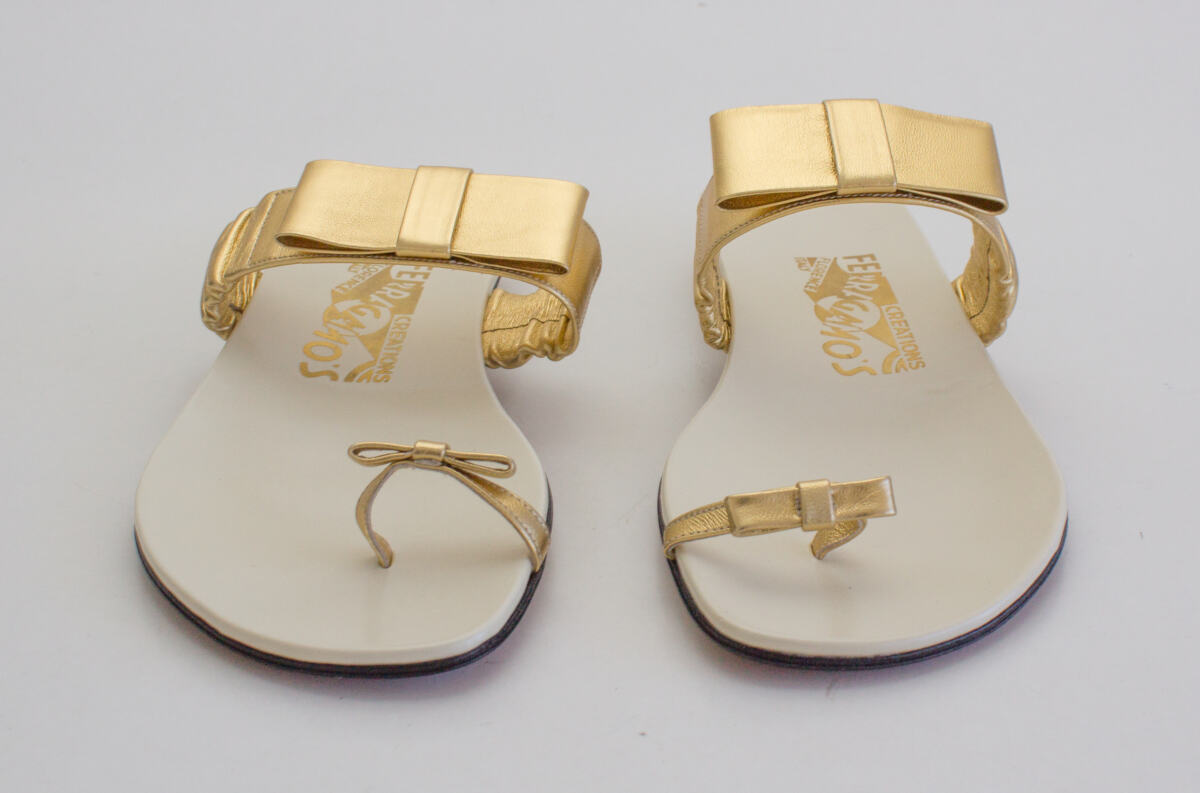 Rasteira Ferragamo Off White com Dourado Tam. 40 Br