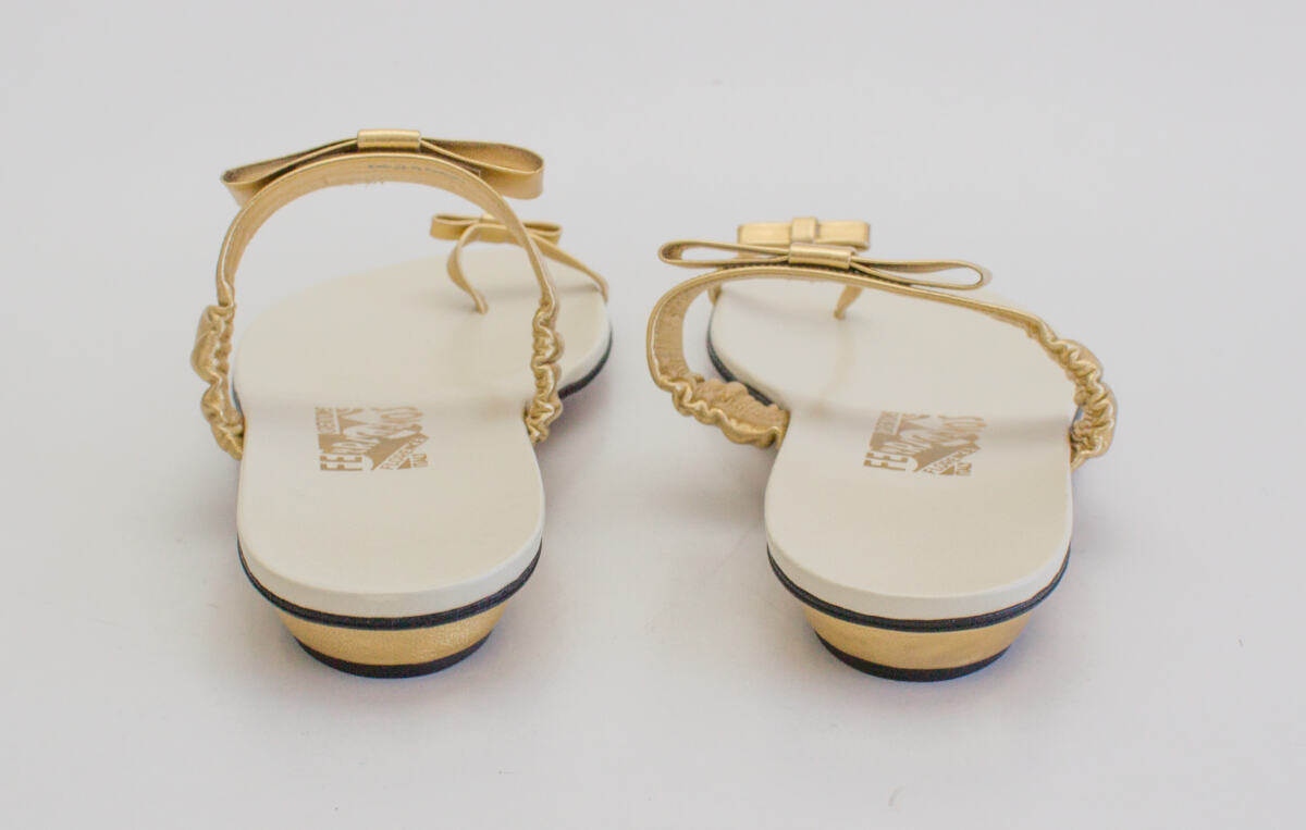 Rasteira Ferragamo Off White com Dourado Tam. 40 Br