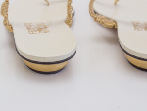 Rasteira Ferragamo Off White com Dourado Tam. 40 Br