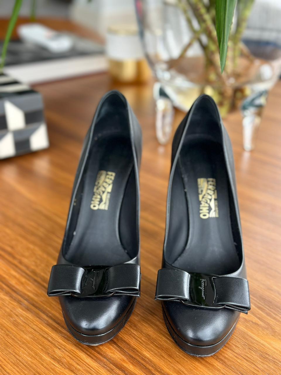 Scarpin Salvatore Ferragamo Preto com Laço Tam. 37 Br