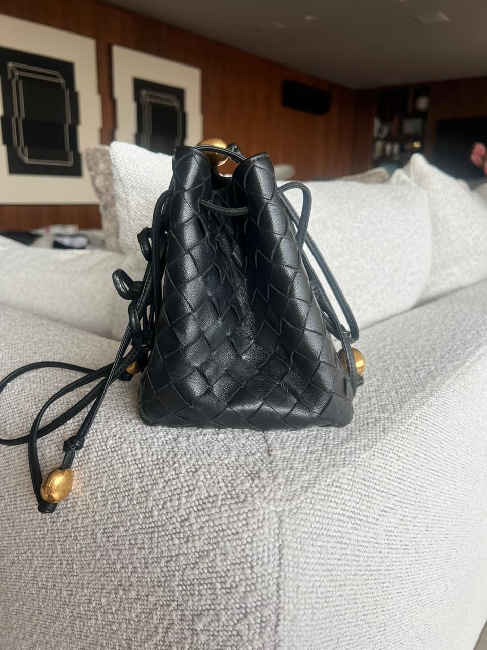 Bolsa Bottega Veneta Small Intrecciato Bucket Preta