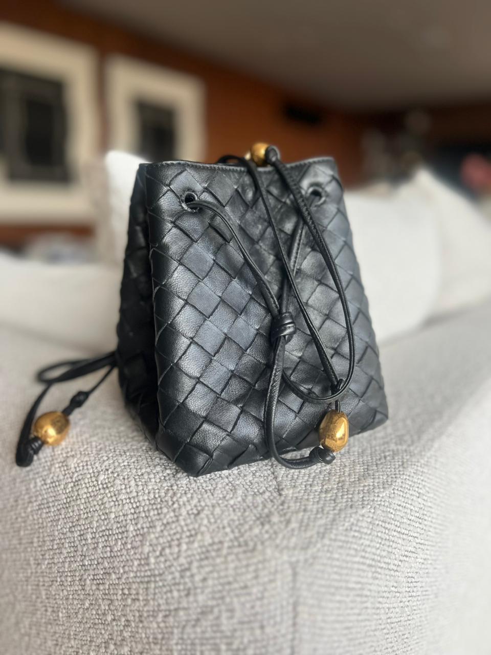 Bolsa Bottega Veneta Small Intrecciato Bucket Preta