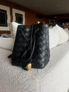 Bolsa Bottega Veneta Small Intrecciato Bucket Preta