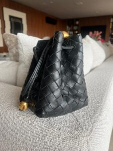 Bolsa Bottega Veneta Small Intrecciato Bucket Preta