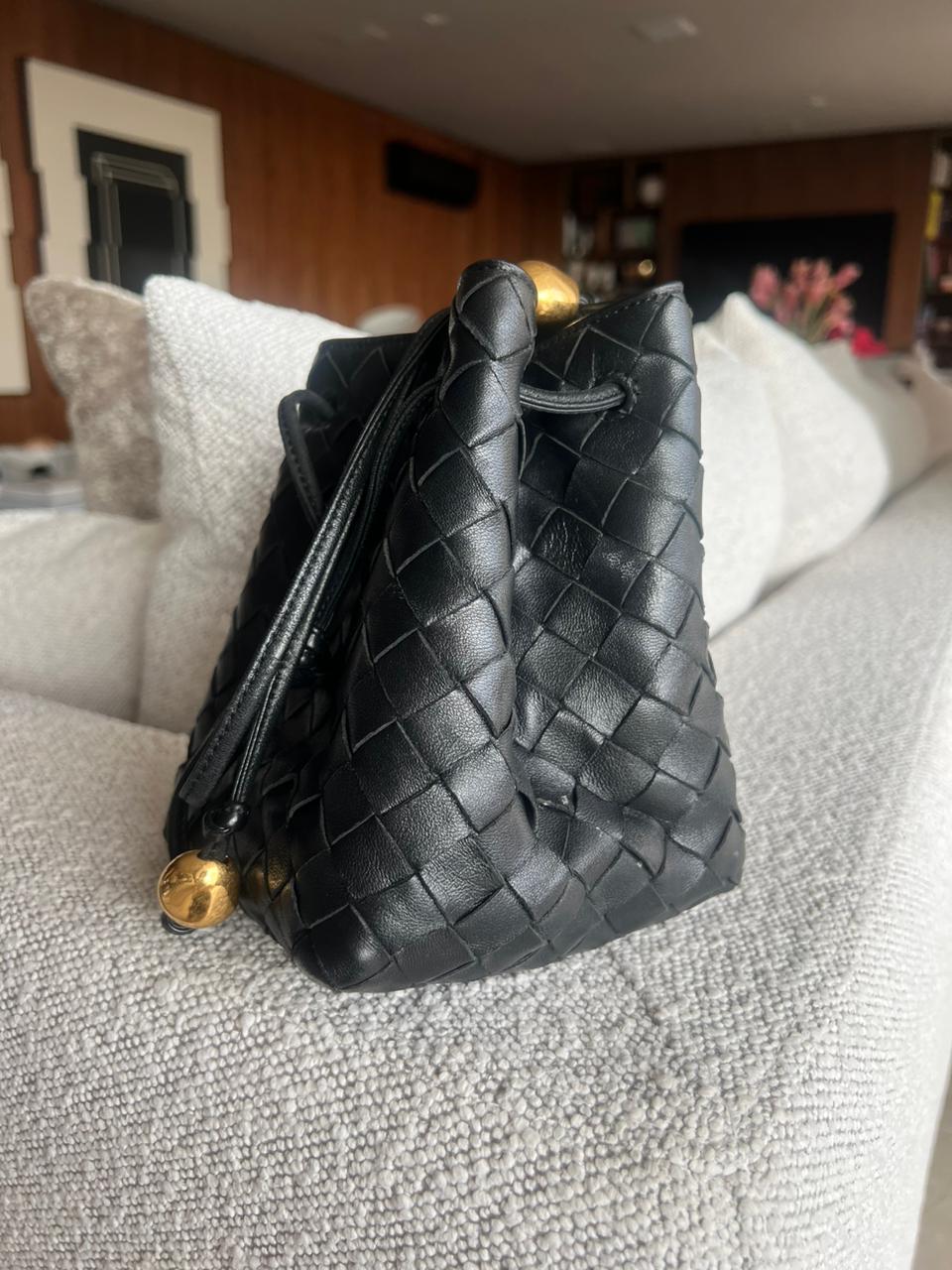 Bolsa Bottega Veneta Small Intrecciato Bucket Preta