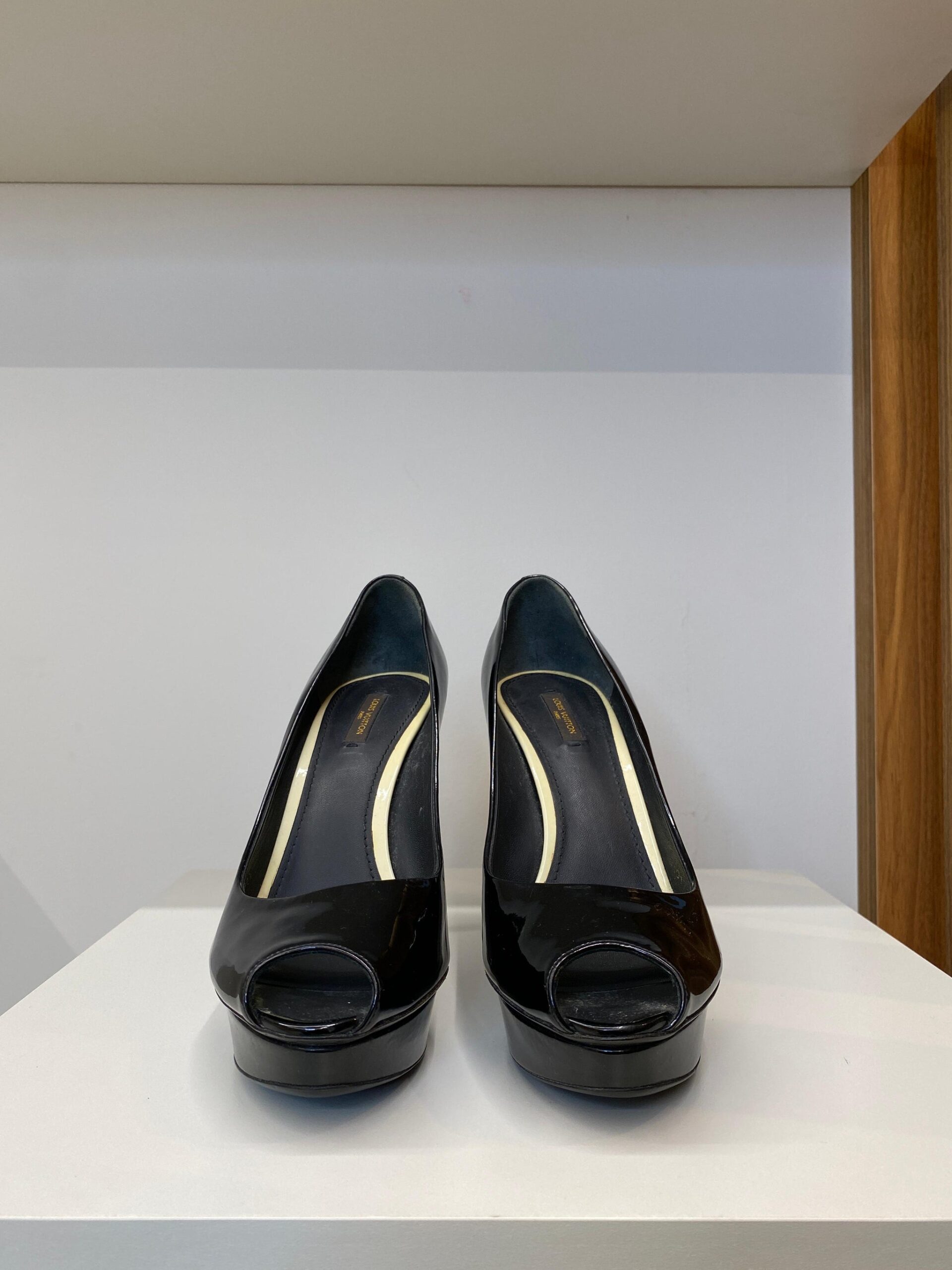 Peep Toe Louis Vuitton Preto TAM. 39 BR