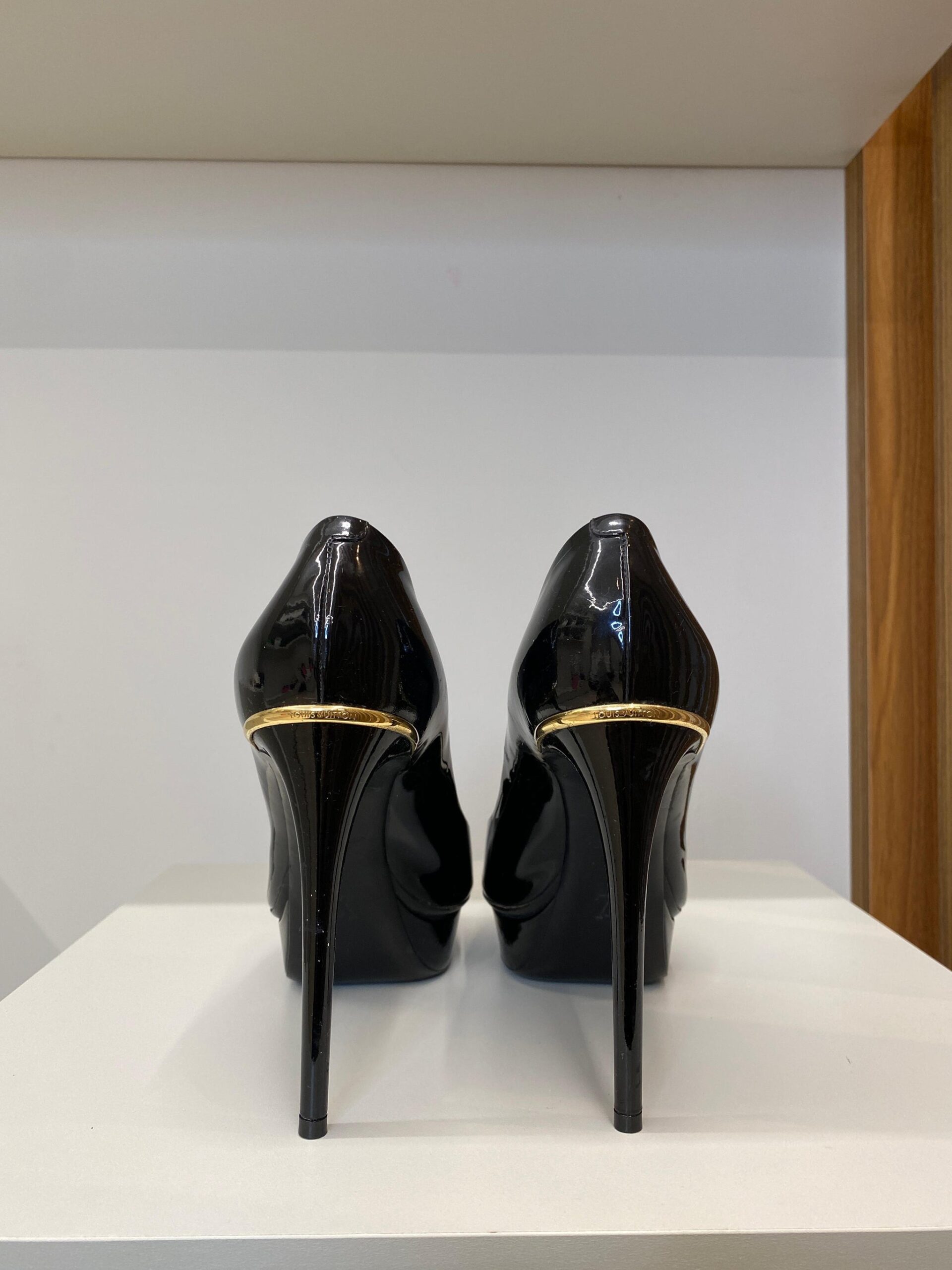 Peep Toe Louis Vuitton Preto TAM. 39 BR