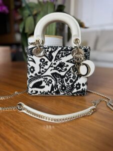 ⁠Bolsa Dior Lady Dior Mini Bordada