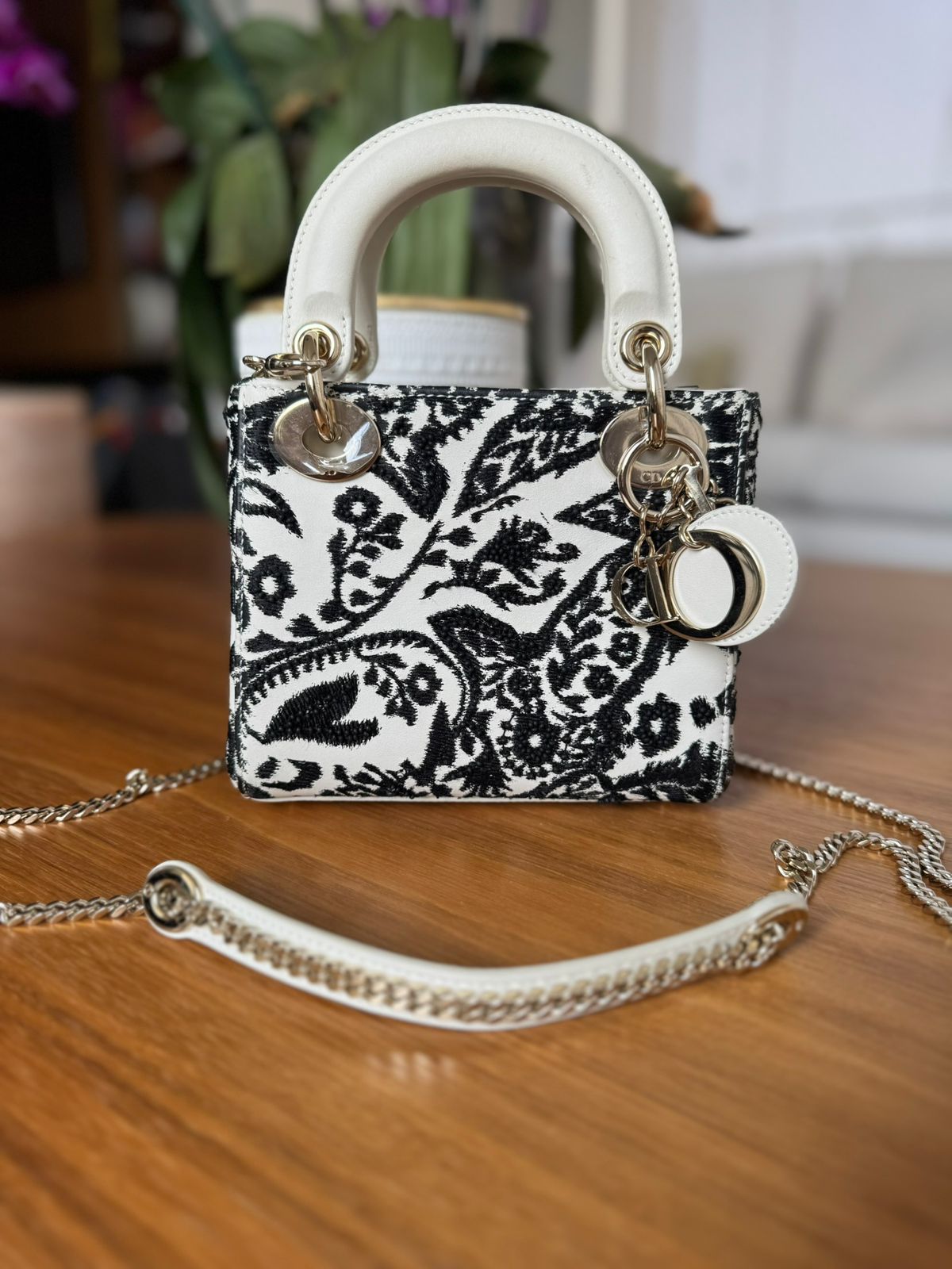 ⁠Bolsa Dior Lady Dior Mini Bordada