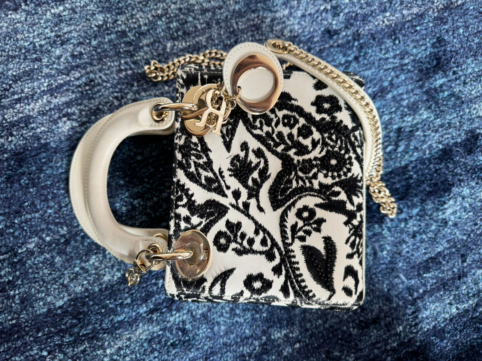 ⁠Bolsa Dior Lady Dior Mini Bordada