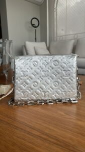 Bolsa Louis Vuitton Coussin prateado