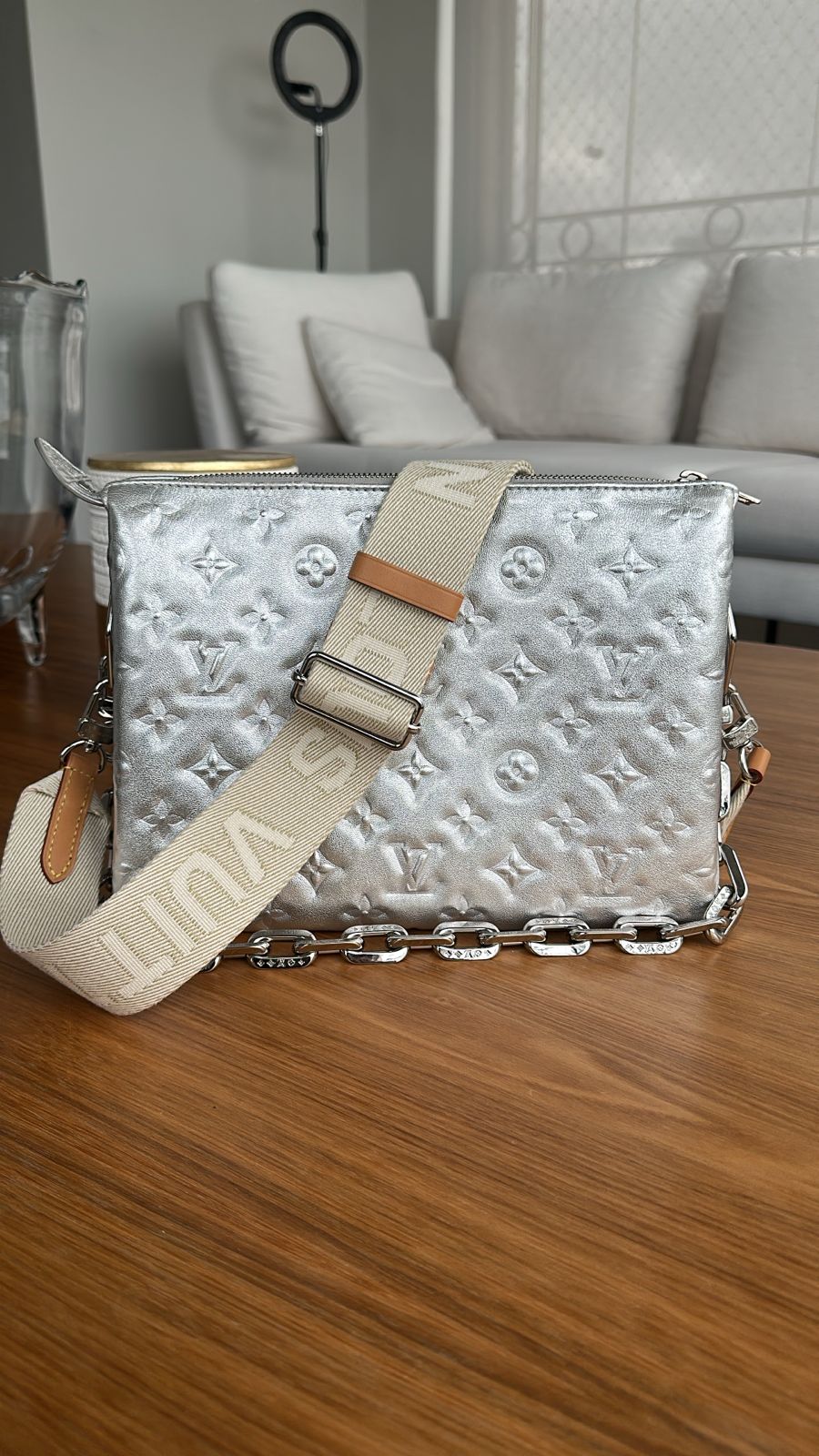 Bolsa Louis Vuitton Coussin prateado