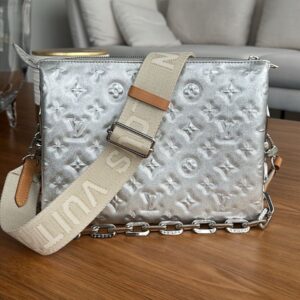Bolsa Louis Vuitton Coussin prateado