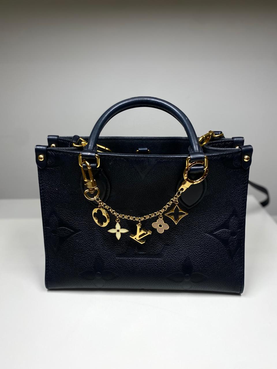 Bolsa Louis Vuitton On The Go Preta com chaveiro