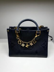 Bolsa Louis Vuitton On The Go Preta com chaveiro