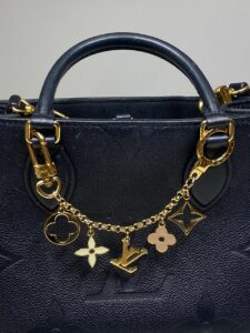 Bolsa Louis Vuitton On The Go Preta com chaveiro