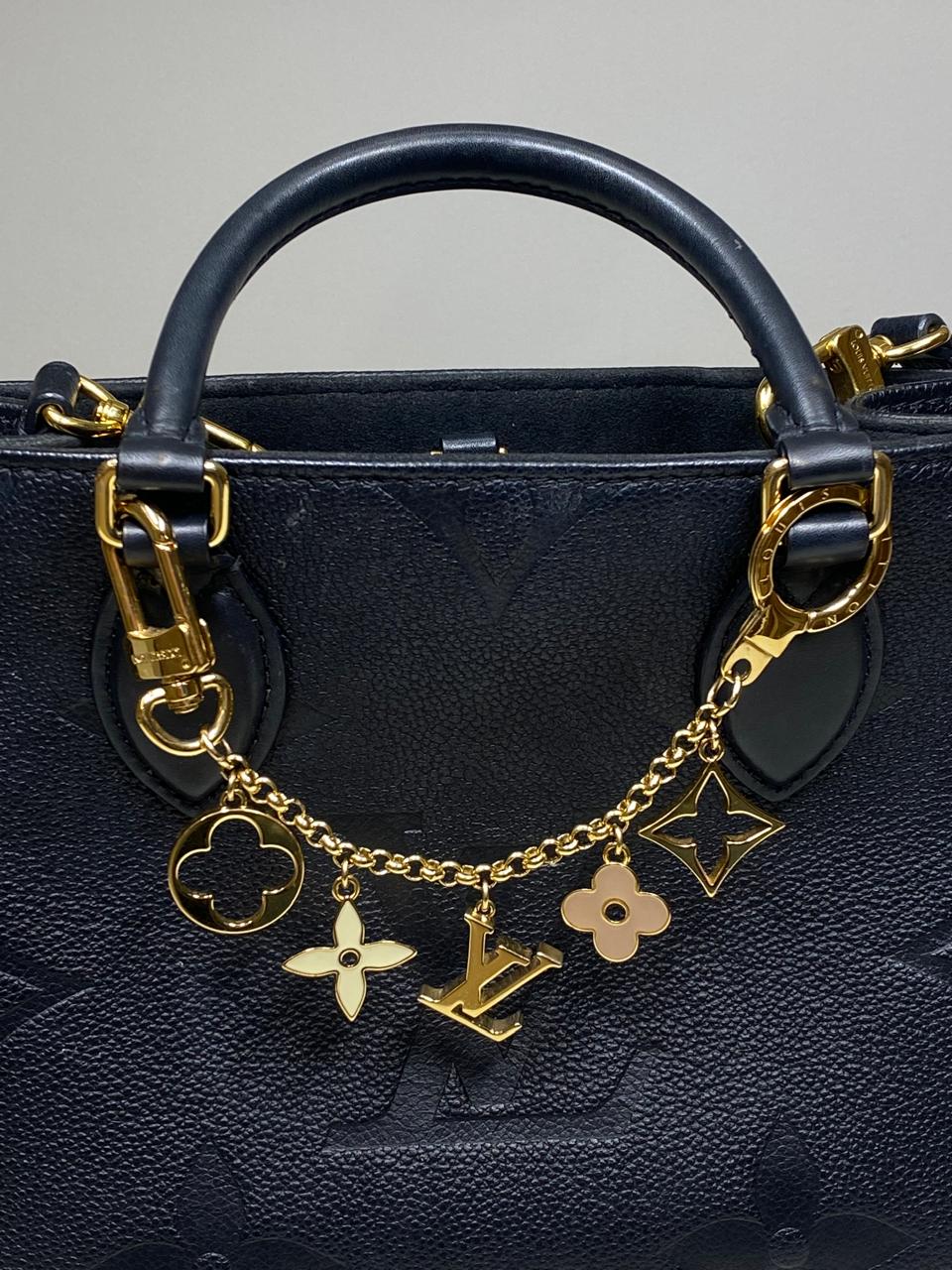 Bolsa Louis Vuitton On The Go Preta com chaveiro