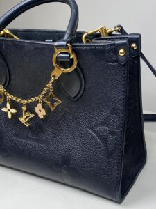 Bolsa Louis Vuitton On The Go Preta com chaveiro