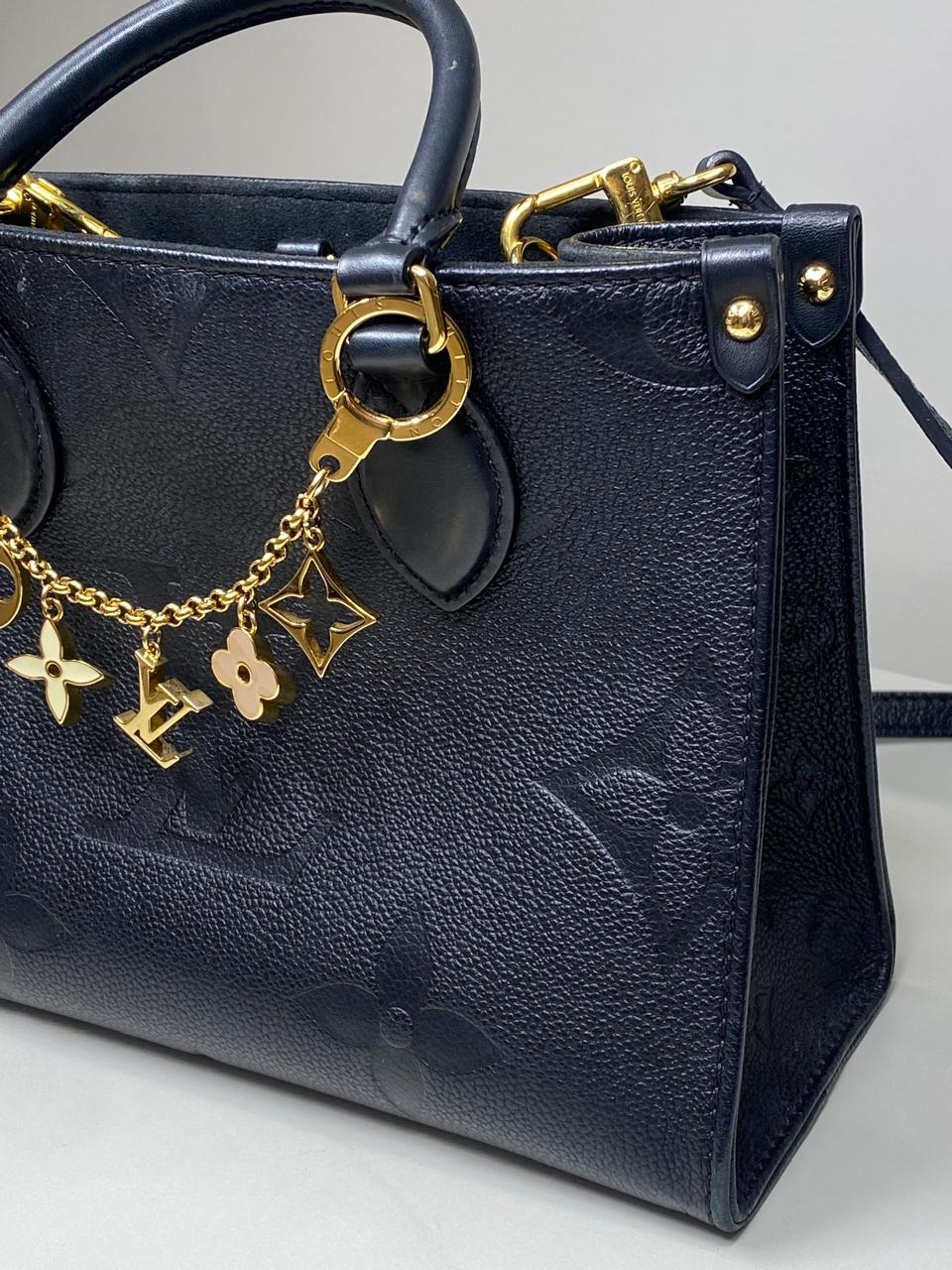 Bolsa Louis Vuitton On The Go Preta com chaveiro