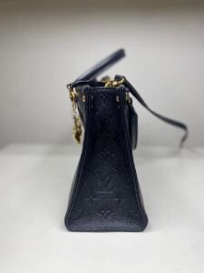 Bolsa Louis Vuitton On The Go Preta com chaveiro