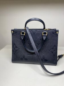 Bolsa Louis Vuitton On The Go Preta com chaveiro