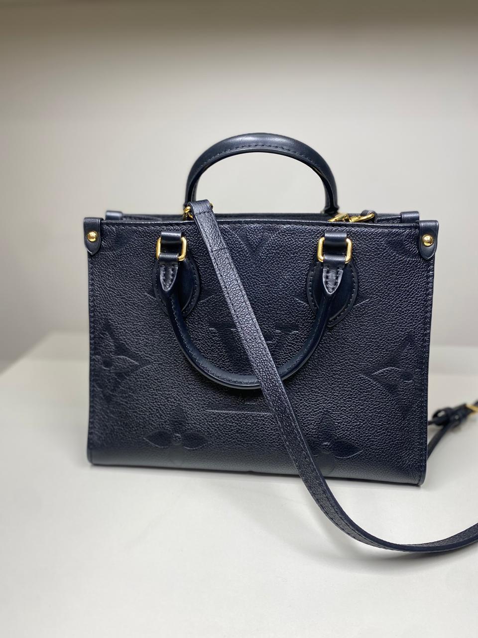 Bolsa Louis Vuitton On The Go Preta com chaveiro