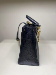 Bolsa Louis Vuitton On The Go Preta com chaveiro