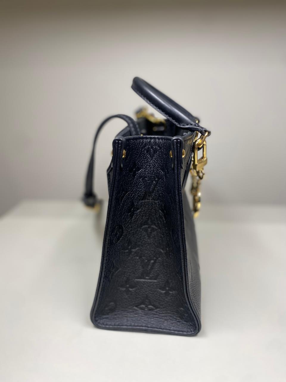Bolsa Louis Vuitton On The Go Preta com chaveiro