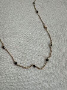 Colar Joalheira Pessoal Pedras Negras