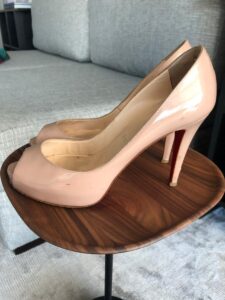 Sapato Louboutin peep toe, sola 37,5