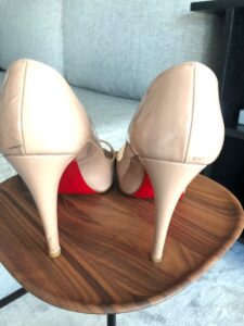Sapato Louboutin peep toe, sola 37,5