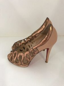 Sapato Louboutin metalizado sola 37,5