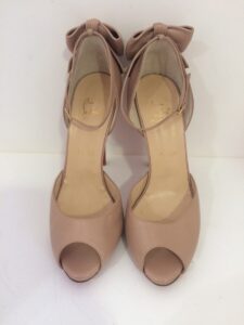 Sapato Louboutin nude laço sola 39
