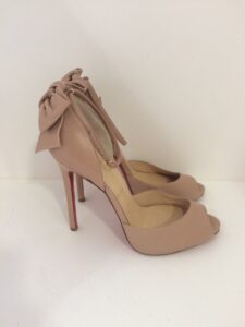 Sapato Louboutin nude laço sola 39