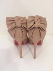 Sapato Louboutin nude laço sola 39