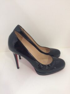 Sapato Louboutin preto verniz sola 40