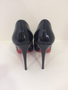 Sapato Louboutin preto verniz sola 40